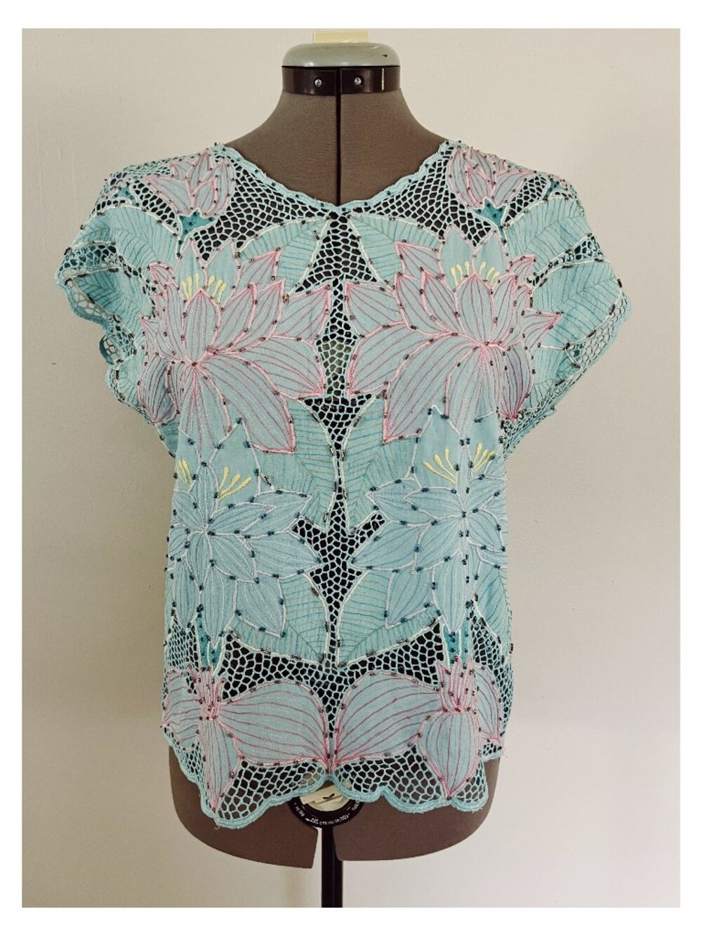 VTG E&G Collection Sz M Bali Lace Floral Tropical Cut Out Beaded Crop Top